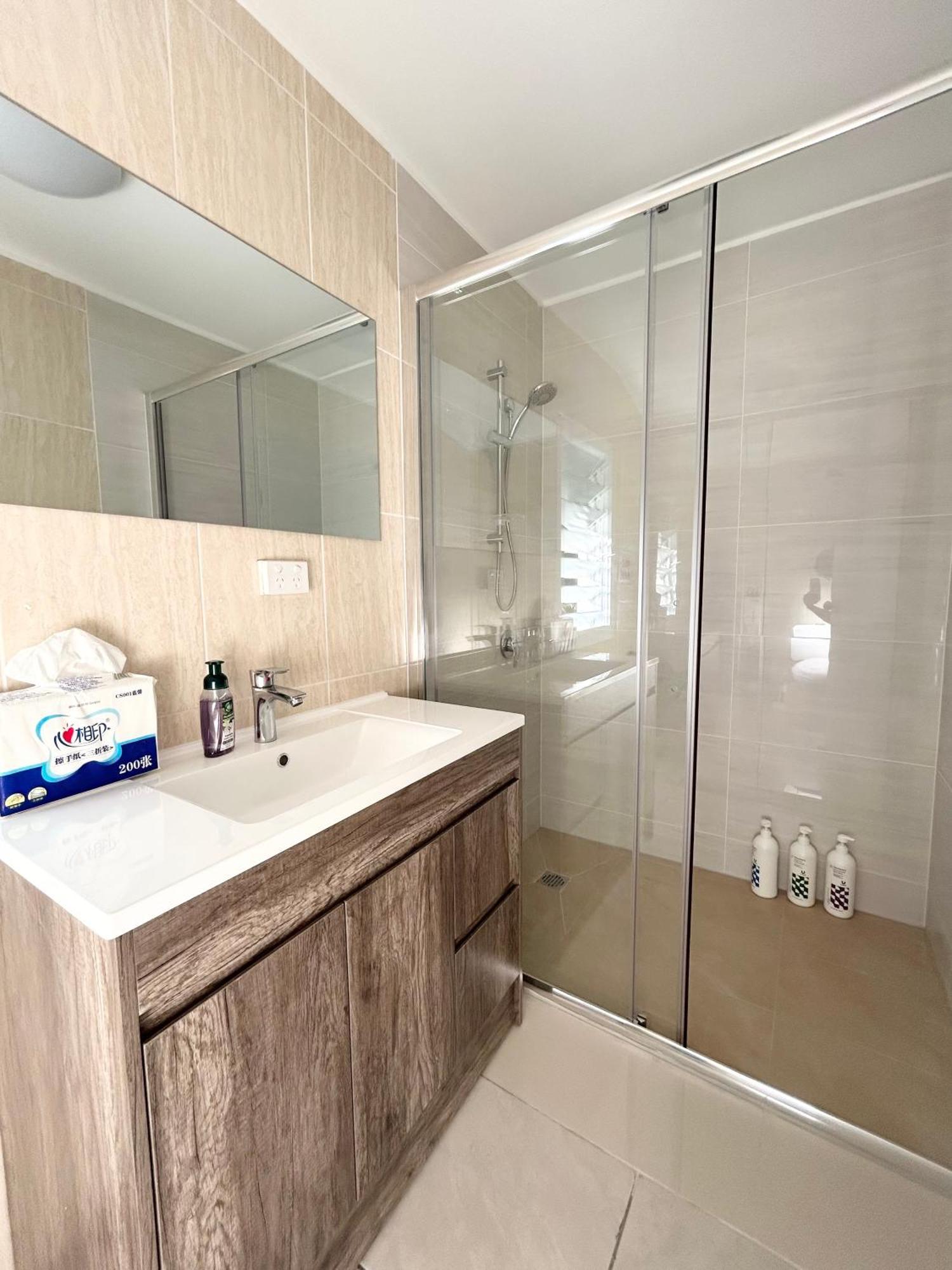 Homestay 197 Shafston Ave Kangaroo Point Qld 4169